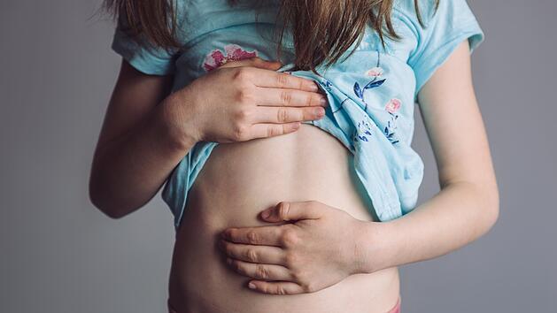 Hilferuf aus der K&ouml;rpermitte: Bauschmerzen bei Kinden k&ouml;nnen verschiedene Ursachen haben und sollten nicht verharmlost werden.