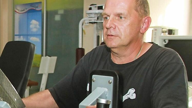 Jörg Mönius mag das intensive Krafttraining an den Geräten. "Klar ist es anstrengend, aber danach fühle ich mich richtig gut."