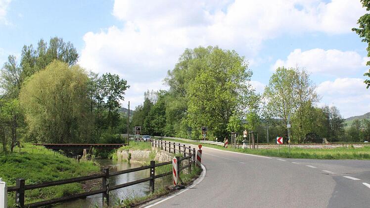 Die Staatsstraße 2760 von Pretzfeld kommend in Richtung Bahnübergang und Bundesstraße 470 ist ein gefährliches Pflaster. Foto: Karl-Heinz Frank