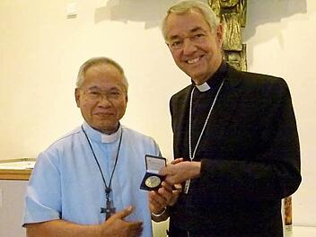 Erzbischof Ludwig Schick überreichte Kardinal Orlando Quevedo ein Erinnerungsgeschenk an den Besuch in Bamberg.  Foto: Marion Krüger-Hundrup