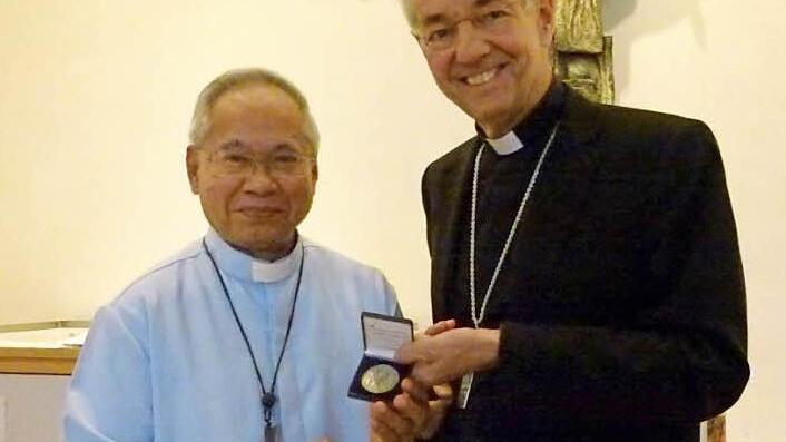 Erzbischof Ludwig Schick überreichte Kardinal Orlando Quevedo ein Erinnerungsgeschenk an den Besuch in Bamberg.  Foto: Marion Krüger-Hundrup