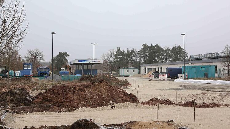 Hier sollen neue Lagerräume und eine größeren Kantine entstehen. Foto: Harald Rieger