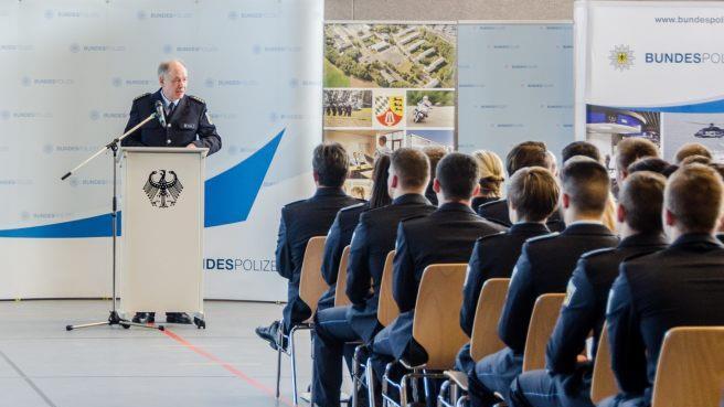 Feier zur Beförderung von Lehrgangsabsolventen des Bundespolizei-Ausbildungs- und Förderungszentrums Oerlenbach zu Polizeimeistern und -meisterinnen. Frank Dölling