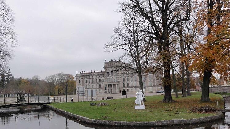 In seinem Atelier in Seßlach arbeitet der Bildhauer Andreas Krämmer an einem Gipsmodell seines Denkmals für den Komponisten und Kontrabassisten Johann Mattias Sperger. Die Skulptur soll Ende Juli gegenüber dem Barockschloss in Ludwigslust eingeweiht werden.Foto: Elmar Torinus
