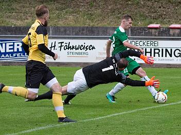 Der Friesener Neuzugang Robin T&ouml;gel (gr&uuml;nes Trikot) bei seinem zweiten Treffer gegen VfL-Keeper Patrick Jauch  Fotos: Heinrich Wei&szlig;