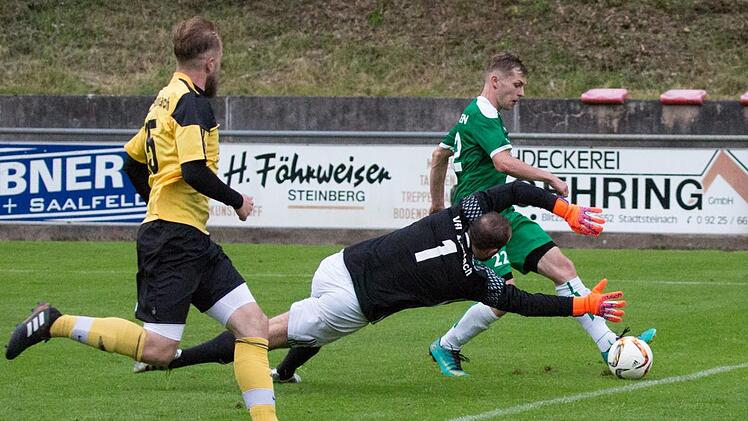 Der Friesener Neuzugang Robin T&ouml;gel (gr&uuml;nes Trikot) bei seinem zweiten Treffer gegen VfL-Keeper Patrick Jauch  Fotos: Heinrich Wei&szlig;
