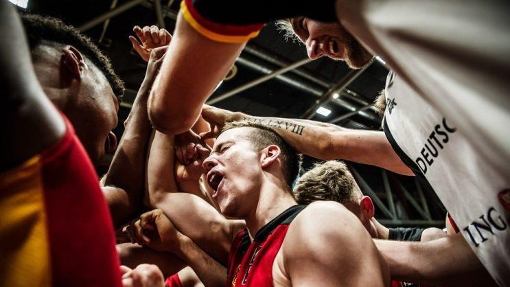 Der Bamberger Nils Haßfurther in der jubelnden Spielertraube nach dem Sieg im Spiel um Platz 3. Foto: Fiba-Europe