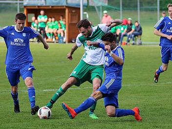 Mit dem Mut der Verzweiflung: Riedenbergs Stürmer Lukas Hergenröther ballert das Leder knapp am Mürschter Gehäuse vorbei.Sebastian Schmitt