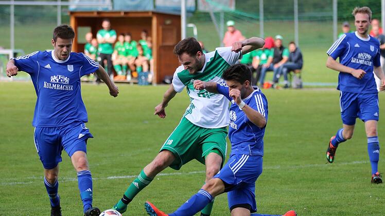 Mit dem Mut der Verzweiflung: Riedenbergs Stürmer Lukas Hergenröther ballert das Leder knapp am Mürschter Gehäuse vorbei.Sebastian Schmitt