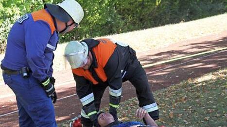 Die Feuerwehrler kümmern sich um die verletzte Person. Foto: Gerda Völk