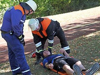 Die Feuerwehrler kümmern sich um die verletzte Person. Foto: Gerda Völk