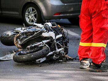 In Unterfranken wurde ein junger Motorradfahrer schwer bei einem Unfall verletzt. Symbolfoto: Adobe Stock/MoiraM