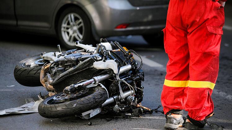 In Unterfranken wurde ein junger Motorradfahrer schwer bei einem Unfall verletzt. Symbolfoto: Adobe Stock/MoiraM