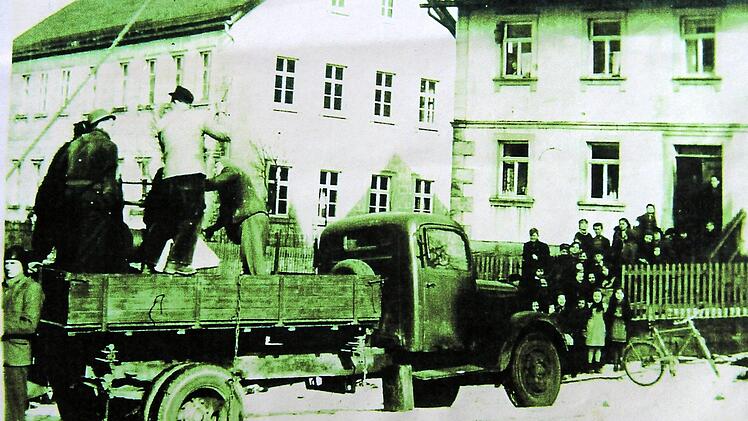 Das war der kleine Lastwagen, den die Brüder Gustav und Rudolf Dürrbeck aus Teilen zusammenbauten und mit dem sie für die Kirche in Kirchlauter die Glocken nach dem Zweiten Weltkrieg in Hamburg holten.