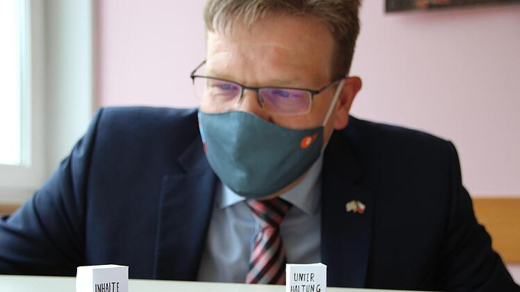 Steffen Hörtler muss sich mit den Programmen der öffentlich rechtlichen Sender auseinandersetzen. Foto: Johannes Schlereth