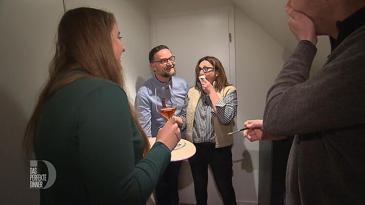 Beim Malen passiert Lilia (Zweite von rechts) ein Missgeschick.