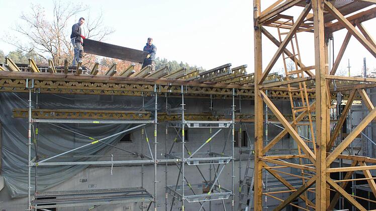 Auch auf dem Dach wird gearbeitet.