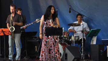 Juliana da Silva auf der Bühne (am 26. Oktober imJazzkeller).