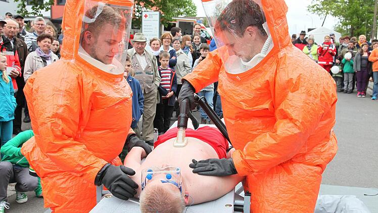 Die Schnelleinsatzgruppe "Gefährliche Stoffe und Güter" demonstrierte die Rettung und Dekontamination einer mit chemischen Stoffen versuchten Person.  Fotos: Michael Will