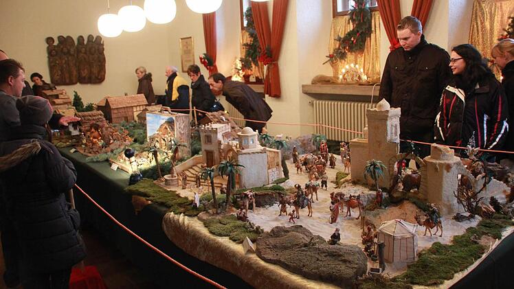 Eine Krippenausstellung im Rathaus bereicherte den Markt.