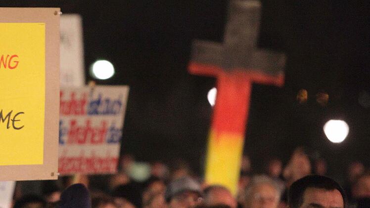 Kreuz bei einer Pegida-Demonstration. Foto: dpa