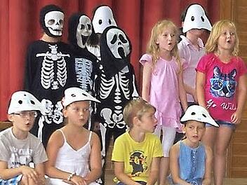 Das Gespensterlied war einer der Höhepunkte des Schulfests der Grundschule Wilhelmsthal.  Foto: hs