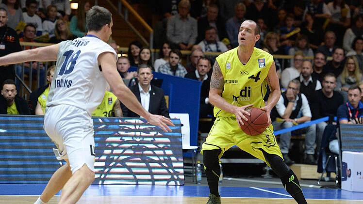 Steve Wachalski (rechts) gegen den Crailsheimer Adam Chubb. Foto: Peter Mularczyk