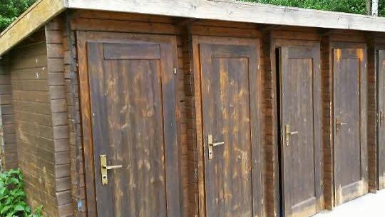 Die Umkleidekabinen im Freibad Autenhausen sind in schlechtem Zustand.  Foto: Archiv/Höllein