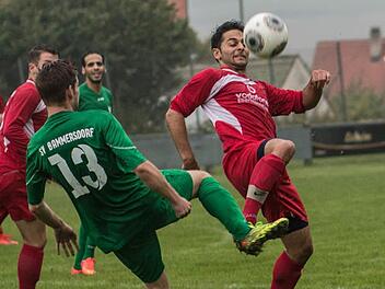Der SV Bammersdorf (grüne Trikots) feierte in der B-Klasse 3 den zweiten Sieg im zweiten Spiel: Mit 3:2 setzte sich der Absteiger gegen die Reserve des TSV Ebermannstadt durch.  Foto: Marie Möhrlein