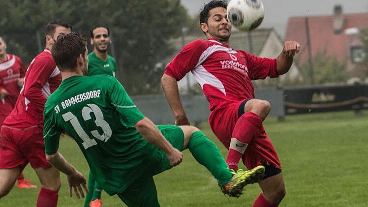 Der SV Bammersdorf (grüne Trikots) feierte in der B-Klasse 3 den zweiten Sieg im zweiten Spiel: Mit 3:2 setzte sich der Absteiger gegen die Reserve des TSV Ebermannstadt durch.  Foto: Marie Möhrlein