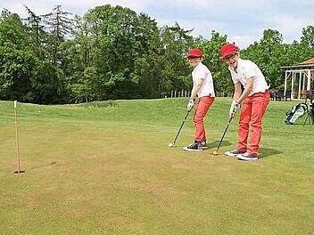"Auch wenn manchmal alles nach links geht", sind die Zwillinge Peter und Paul aus Baunach begeisterte Golfer. Schon vor der Einschulung machten die mittlerweile Neunjährigen die Platzreife. Foto: Sabine Weinbeer