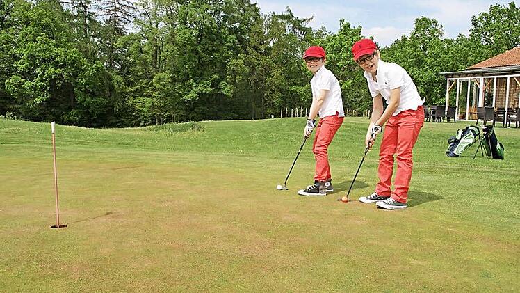 "Auch wenn manchmal alles nach links geht", sind die Zwillinge Peter und Paul aus Baunach begeisterte Golfer. Schon vor der Einschulung machten die mittlerweile Neunjährigen die Platzreife. Foto: Sabine Weinbeer
