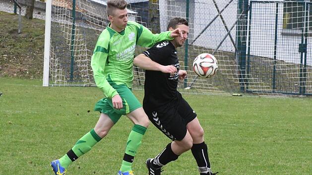 Die Ramsthaler m&uuml;ssen gegen Wiesentheid eine 0:5-Hinspielniederlage wiedergutmachen. Dabei k&ouml;nnen sie auf den Einsatz von Willi Voss (links), hier im Duell mit Forsts Marcel Hartmann, z&auml;hlen.&nbsp; Foto: Hopf