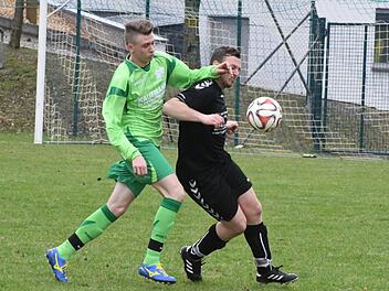 Die Ramsthaler m&uuml;ssen gegen Wiesentheid eine 0:5-Hinspielniederlage wiedergutmachen. Dabei k&ouml;nnen sie auf den Einsatz von Willi Voss (links), hier im Duell mit Forsts Marcel Hartmann, z&auml;hlen.&nbsp; Foto: Hopf