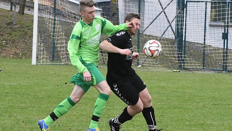 Die Ramsthaler m&uuml;ssen gegen Wiesentheid eine 0:5-Hinspielniederlage wiedergutmachen. Dabei k&ouml;nnen sie auf den Einsatz von Willi Voss (links), hier im Duell mit Forsts Marcel Hartmann, z&auml;hlen.&nbsp; Foto: Hopf