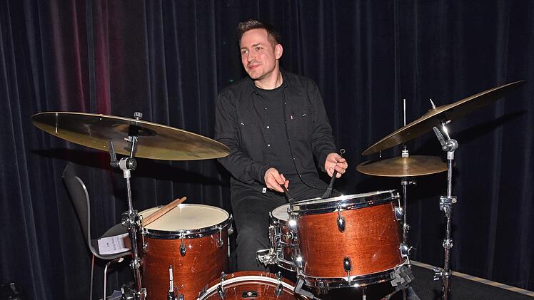 Florian Kettler aus Sand gehört seit 2016 zur Band des Sängers Wincent Weiss, mit der er derzeit auf Deutschlandtournee ist.