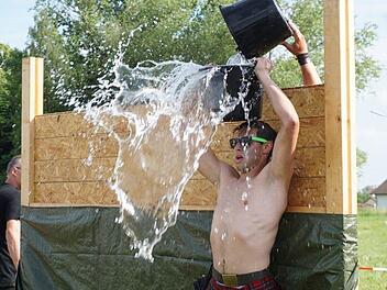 An der kalten Dusche kam bei den Highlandgames niemand vorbei.  Foto: Marion Eckert