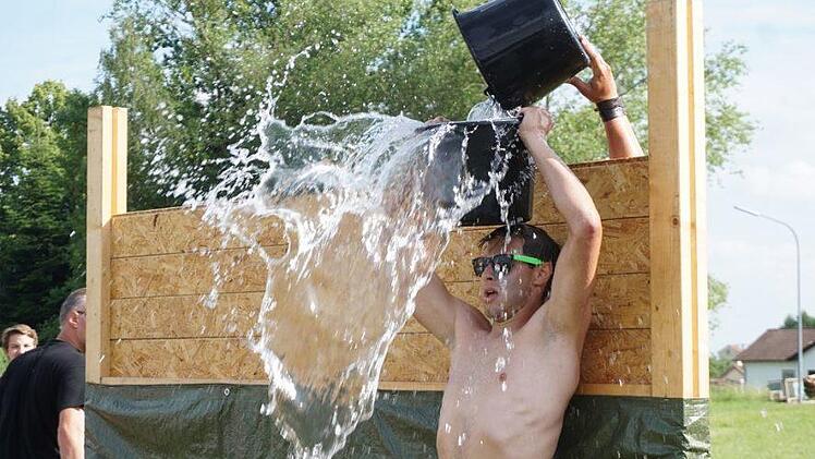 An der kalten Dusche kam bei den Highlandgames niemand vorbei.  Foto: Marion Eckert