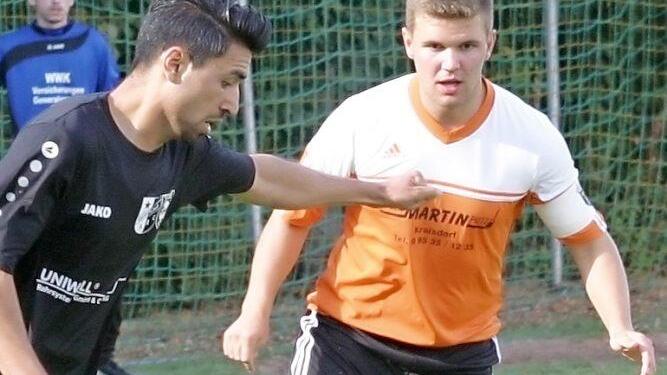 Der Eyrichshofer Angriffsführer Ahmadi Hassib (links) flankt, der Pfarrweisacher Maximilian Raithel kommt zu spät. Foto: Dietz