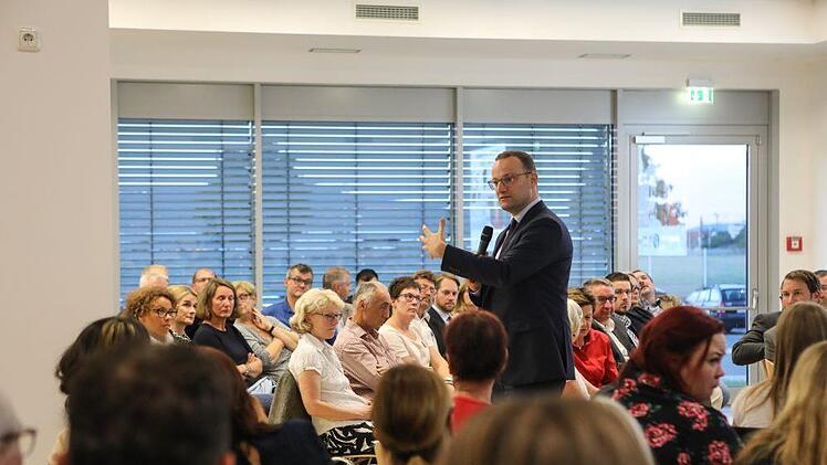 Spahn mitten unter den Vertretern der Branche Foto: Barbara Herbst