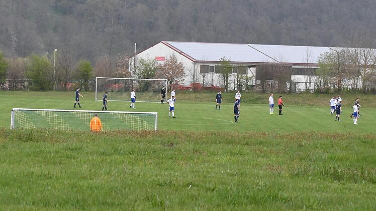 Szene aus dem Spiel des SV Aura (weißes Trikot) gegen die SG Oberleichtersbach/Modlos (5:1).Hopf