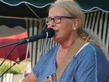 Gisela Fellenstein Gisela Fellenstein sang beim Tag der spirituellen Lieder auf dem  Kreuzberg christliche  Lobpreissongs. Marion Eckert