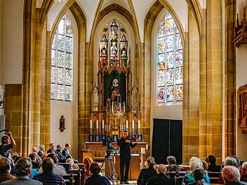 Feierstunde in der St.-Elisabeth-Kirche im Sand: rechts das soeben enthüllte Lüpertz-Fenster   Fotos: Matthias Hoch