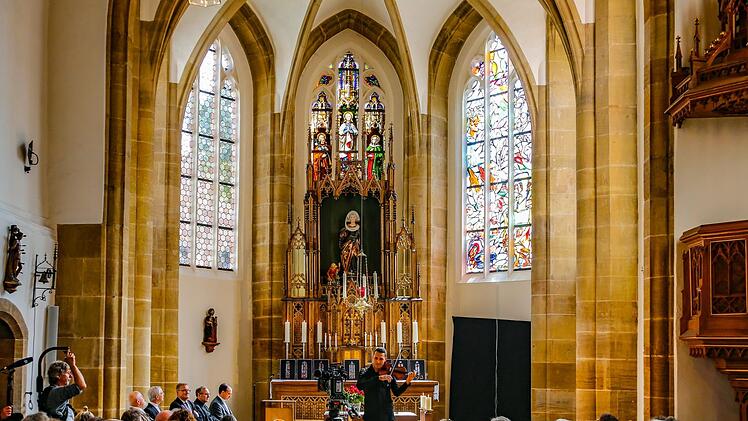 Feierstunde in der St.-Elisabeth-Kirche im Sand: rechts das soeben enthüllte Lüpertz-Fenster   Fotos: Matthias Hoch
