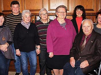 Rudi Malzahn (Zweiter von rechts) mit (von links) Ilona Schindler, Heinz Pettrich, Margitta Schmitt, Ingrid Mahr, Gerlinde Konrad, Christine Frie&szlig; und Tochter Gerda Foto: Roland Dietz