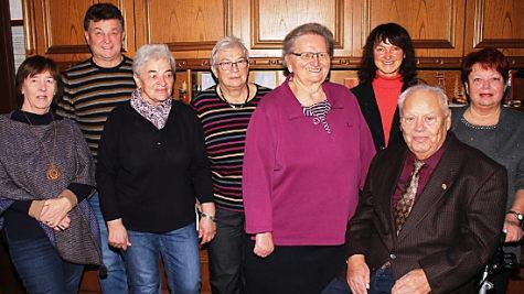 Rudi Malzahn (Zweiter von rechts) mit (von links) Ilona Schindler, Heinz Pettrich, Margitta Schmitt, Ingrid Mahr, Gerlinde Konrad, Christine Frie&szlig; und Tochter Gerda Foto: Roland Dietz
