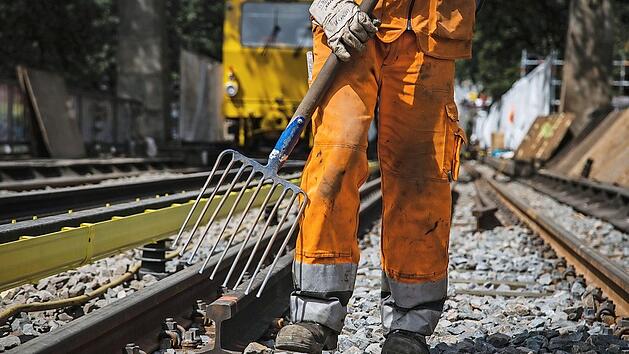 Gleisbauer arbeiten an den Verkehrswegen von morgen. Durch die wirtschaftlichen Folgen der Corona-Pandemie k&ouml;nnten nun wichtige Zukunftsinvestitionen auf der Strecke bleiben, warnt die IG Bau. Foto: IG Bau