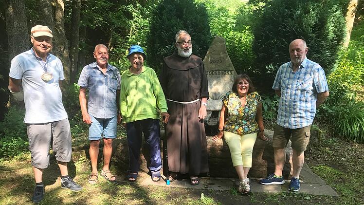 Rast am Jakobsbrunnen bei Oberweißenbrunn. Das Bild zeigt die Wallfahrer, die vor 20 Jahren den Weg nach Santiago de Compostela auf sich nahmen. Von links: Franz Eisenmann, Ferdinand Zachmann, Hans Schrenk, Pater Korbinian, Sonja Schrenk und Micha...