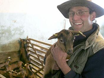 Anton Brunner hält eines der Zicklein auf seinen Armen. Fotos: Jan Koch
