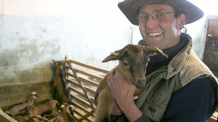 Anton Brunner hält eines der Zicklein auf seinen Armen. Fotos: Jan Koch